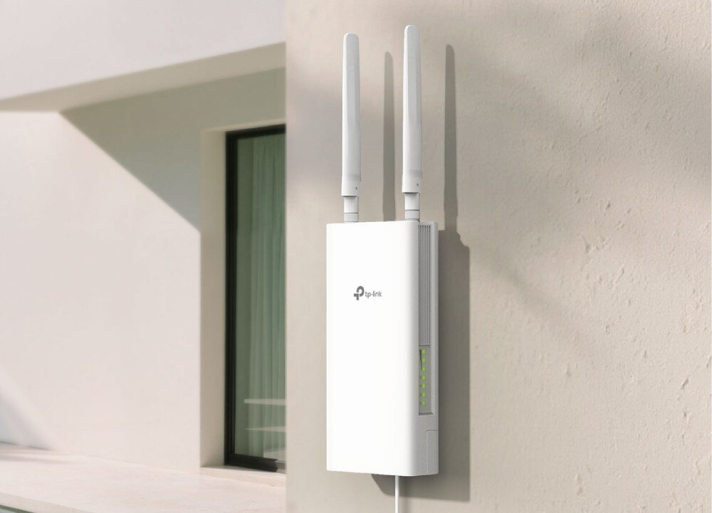 Router TP-LINK Archer MR402-Outdoor Biały, podłużny ruter zewnętrzny z dwiema antenami zamontowany na ścianie budynku obok okna