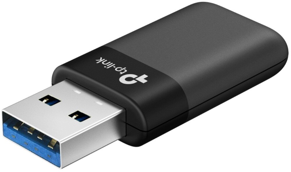 Karta sieciowa TP-LINK Archer TX23U Zbliżenie na czarny adapter USB pod kątem z widoczną metalową wtyczką i niebieskim wnętrzem złącza oraz logo tp-link