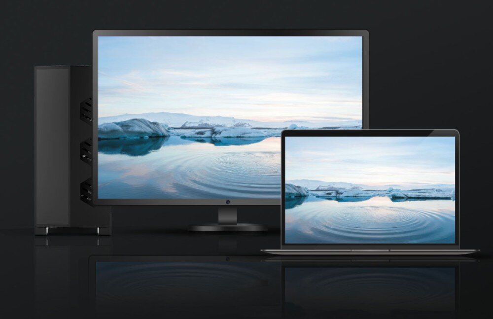 Karta sieciowa TP-LINK Archer TX23U Komputer stacjonarny z dużym monitorem oraz laptop wyświetlające ten sam krajobraz z lodowcem na czarnym, lustrzanym tle