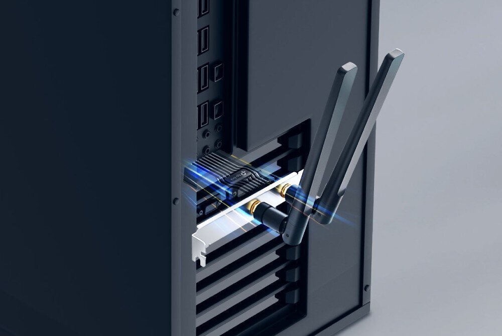 Karta sieciowa TP-LINK Archer TX10E zbliżenie na tylny panel czarnej obudowy komputera z zamontowaną wewnątrz kartą sieciową i dwiema antenami wystającymi na zewnątrz