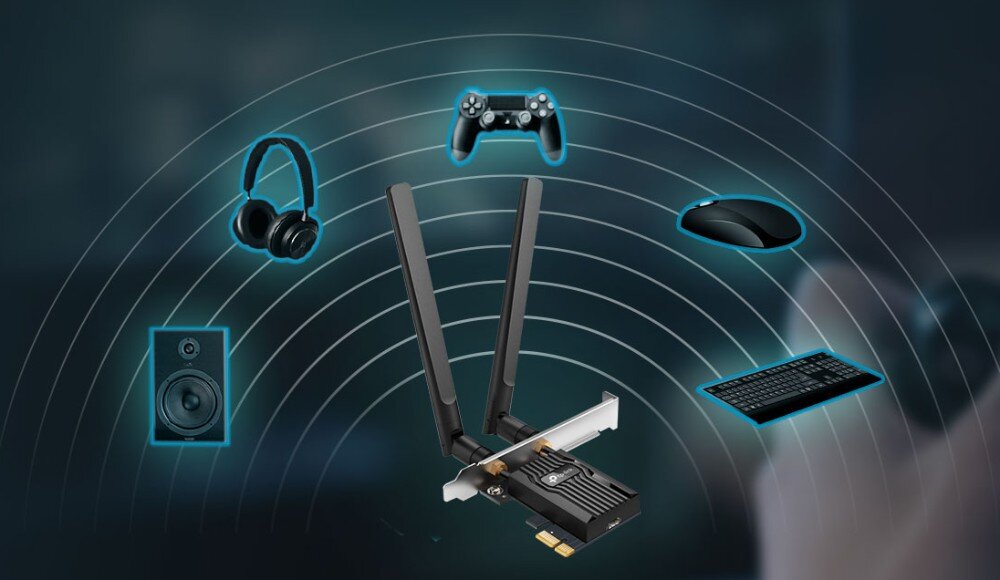 Karta sieciowa TP-LINK Archer TX10E karta sieciowa z dwiema antenami na środku grafiki otoczona niebieskimi ikonami słuchawek, kontrolera do gier, myszki, klawiatury i głośnika połączonymi liniami symbolizującymi fale radiowe