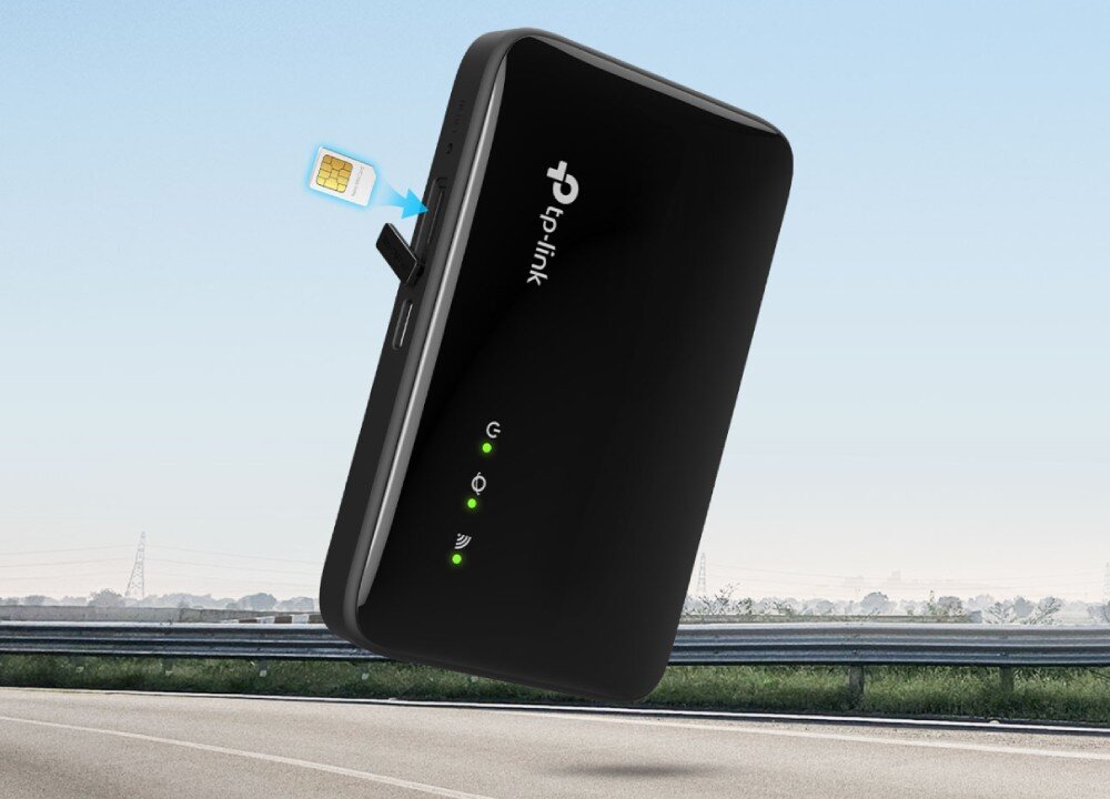 Router TP-LINK M7005 Zbliżenie na czarny router mobilny unoszący się w powietrzu na tle drogi ekspresowej, z widoczną kartą nano SIM wsuwaną do bocznego gniazda