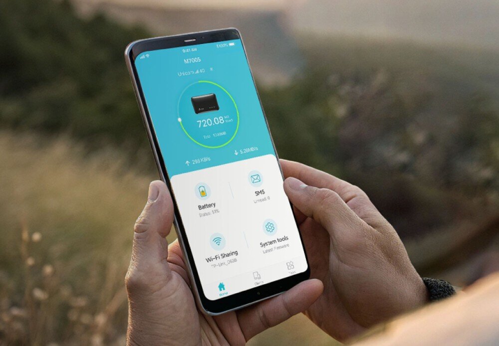 Router TP-LINK M7005 Dłonie trzymające smartfon, na którego ekranie wyświetlona jest aplikacja mobilna do zarządzania routerem ze statystykami zużycia danych