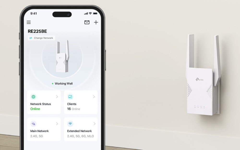 Na obrazie widoczny jest biały wzmacniacz sieci TP-LINK zamontowany na ścianie oraz smartfon z aplikacją pokazującą status urządzenia. Na ekranie telefonu widnieje tekst: \'RE225BE\', \'Working Well\', \'Network Status Online\', \'Clients 16 Online\', \'Main Network 2.4G, 5G\', \'Extended Network 2.4G, 5G, 6G, MLO\'.
