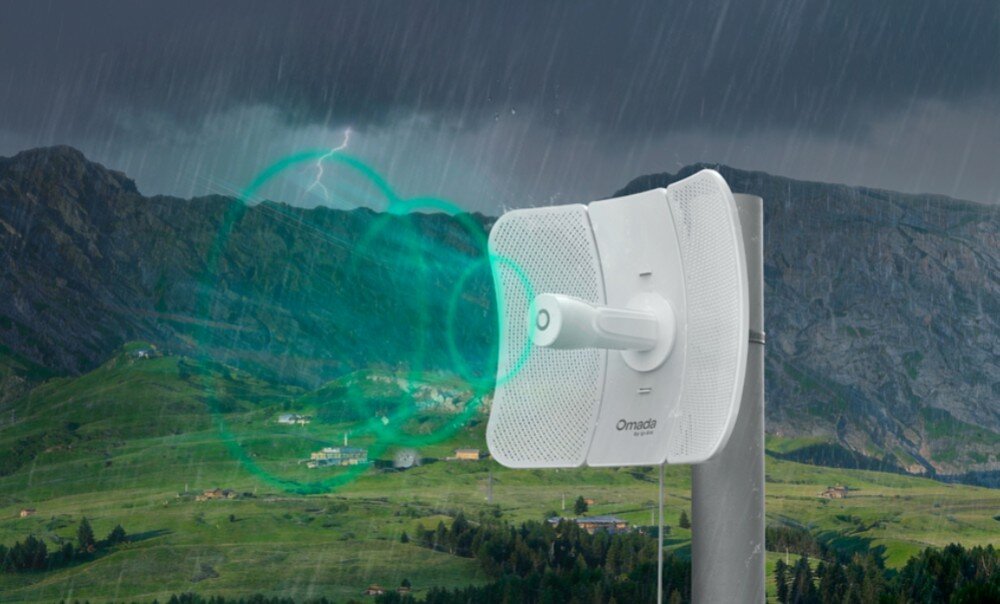 Most bezprzewodowy TP-LINK Omada Beam Bridge 5 UR Kit bezprzewodowy most zamontowany na zewnątrz podczas deszczu i burzy z widocznymi wyładowaniami atmosferycznymi w tle