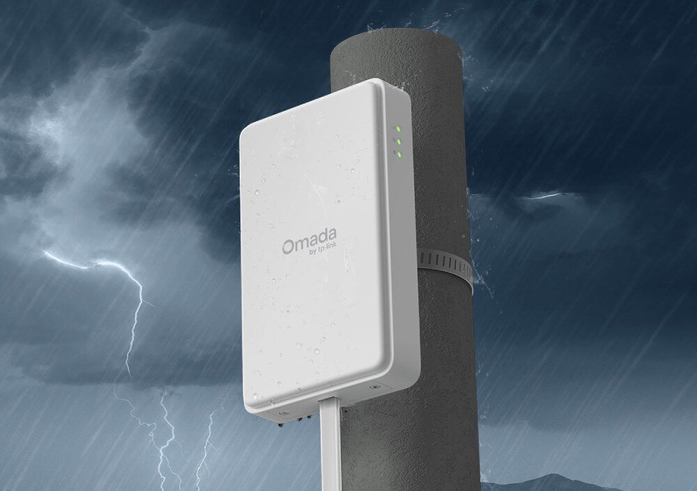 Router TP-LINK Omada ER701-5G-Outdoor Urządzenie zamontowane na słupie podczas intensywnego deszczu i burzy z widocznymi kroplami wody na obudowie oraz błyskawicą w tle