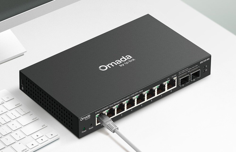 Switch TP-LINK Omada ES210X-M2 Schematyczne przedstawienie połączeń, gdzie centralny przełącznik przesyła dane do laptopa, serwera plików, konsoli do gier oraz punktu dostępowego