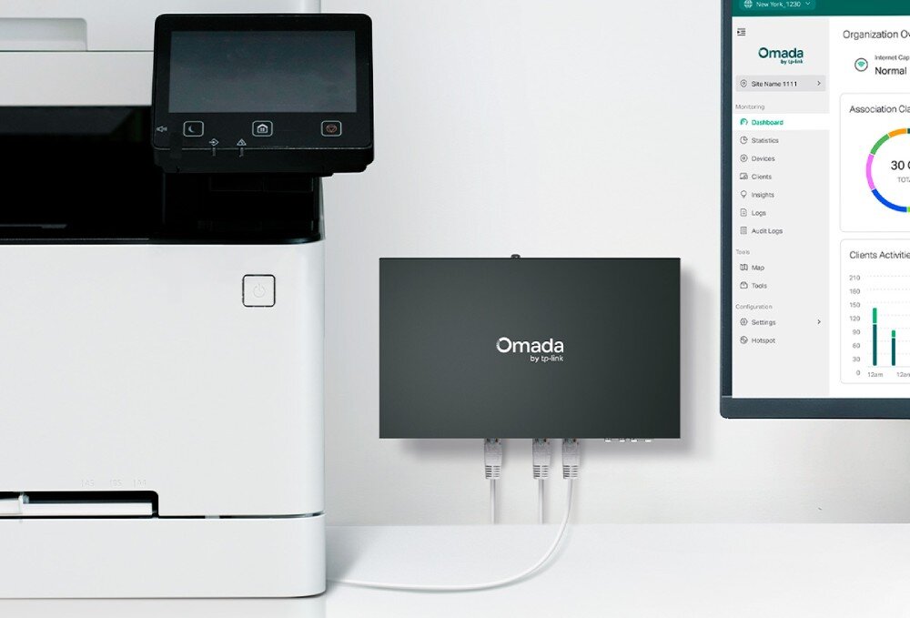 Switch TP-LINK Omada ES210X-M2 Zrzut ekranu z aplikacji mobilnej prezentujący listę aktywnych urządzeń sieciowych wraz z ich statusami i ikonami punktów dostępowych oraz przełączników