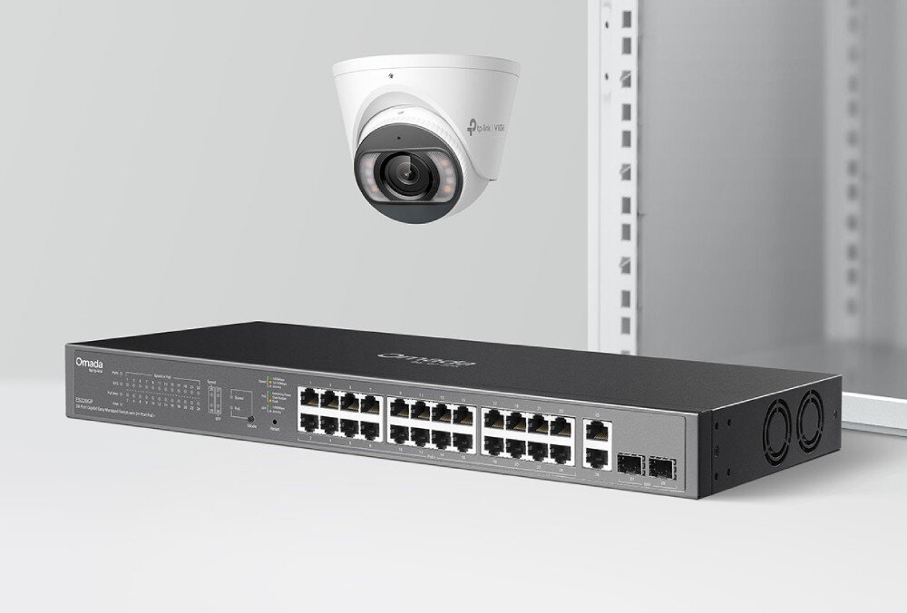 Switch TP-LINK Omada ES228GP Metalowy, ciemnoszary przełącznik sieciowy z licznymi portami ethernetowymi zamontowany w profesjonalnej szafie serwerowej