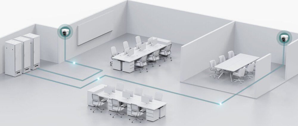 Switch TP-LINK Omada ES228GP Schemat pokazujący centralnie umieszczony przełącznik połączony z kamerą zewnętrzną, telefonem IP, punktem dostępowym oraz laptopem