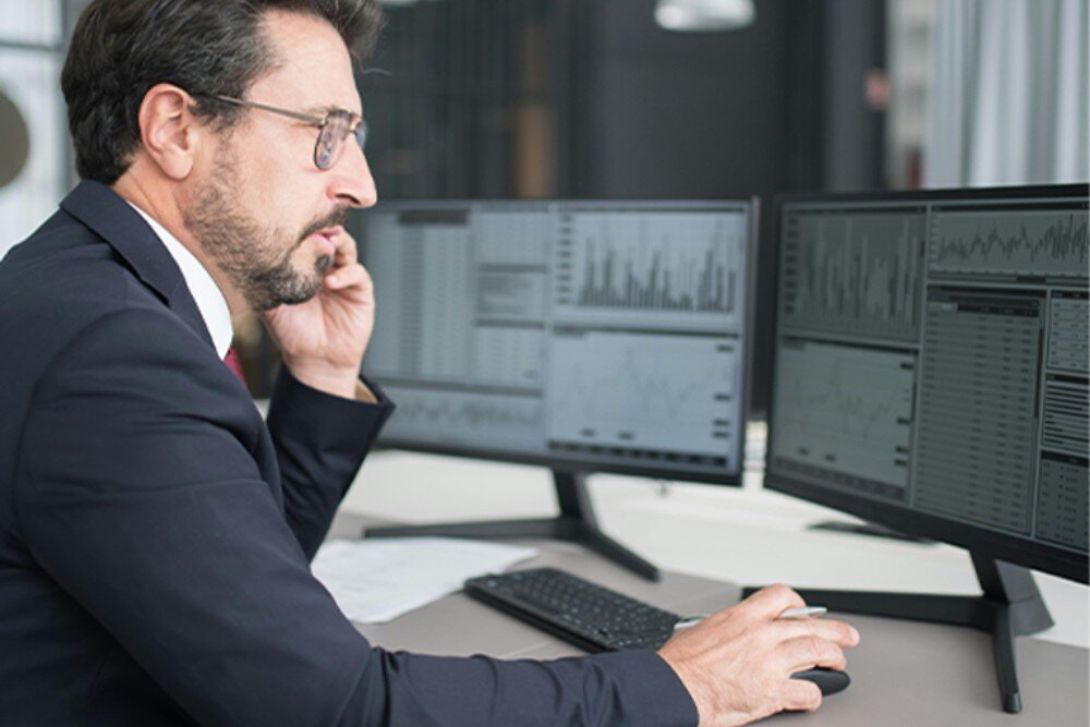 Switch TP-LINK Omada ES228GP Grafika prezentująca przełącznik na ciemnym tle z ikonami symbolizującymi bezpieczne przesyłanie danych, priorytetyzację ruchu oraz zasilanie przez kabel sieciowy