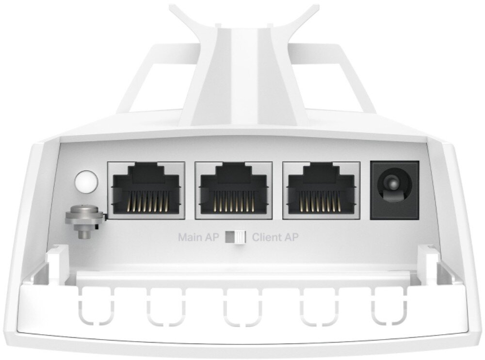 Most bezprzewodowy TP-LINK Omada EAP100-Bridge Kit Widok na dolny panel urządzenia z trzema portami Ethernet, gniazdem zasilania, śrubą uziemiającą oraz przełącznikiem trybów 'Main AP' i 'Client AP'