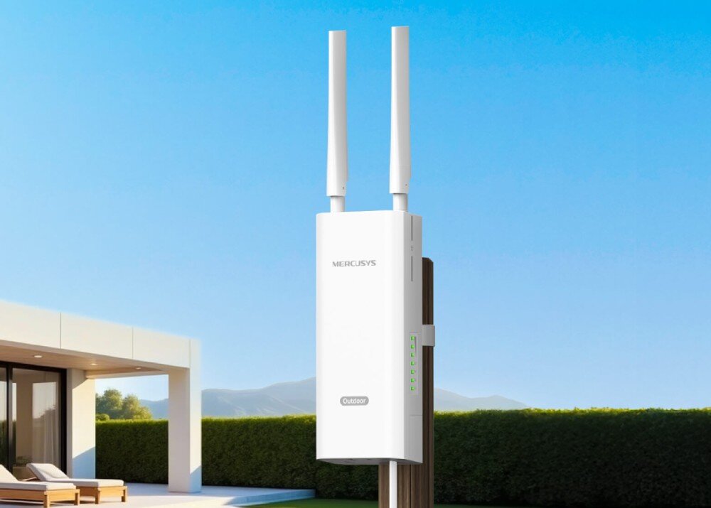 Router MERCUSYS MB118-4G Biały, podłużny router zewnętrzny z dwiema pionowymi antenami zamontowany na drewnianym słupku na tle ogrodu i nowoczesnego domu