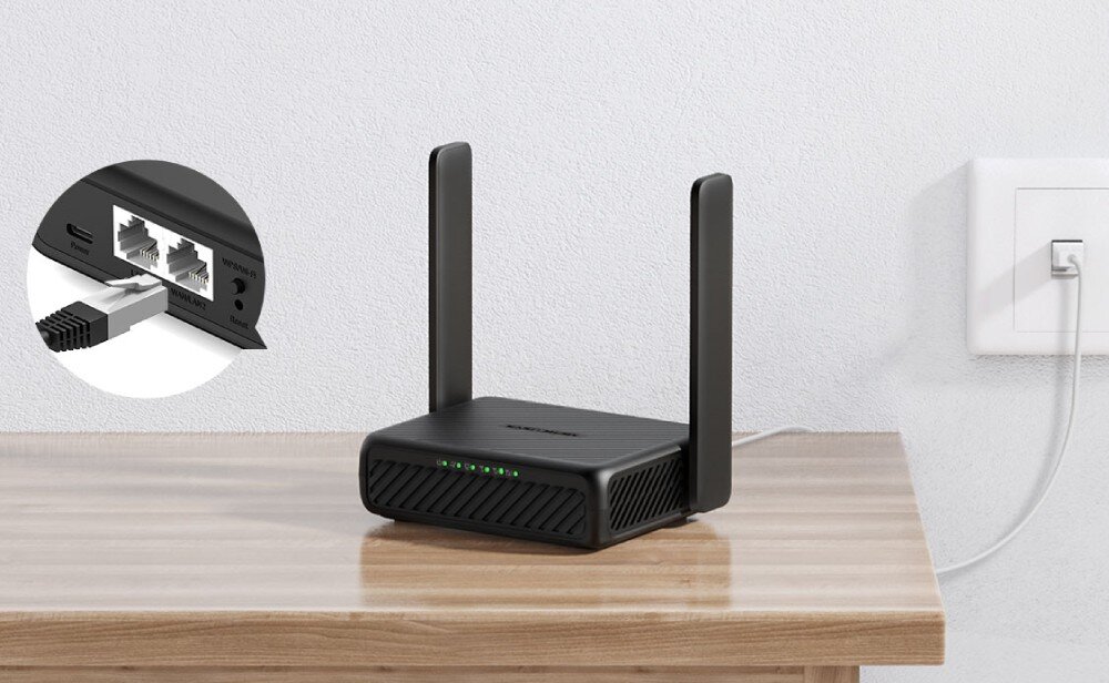 Na drewnianym blacie stoi czarny router z dwoma antenami i świecącymi diodami. Obok znajduje się zbliżenie na porty routera, w tym gniazdo SIM i dwa porty Ethernet.