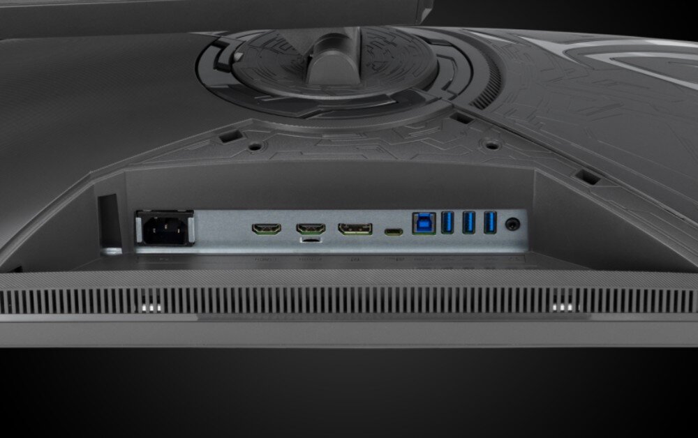 Monitor ASUS ROG Strix XG27JCG Zestaw czterech zdjęć monitora z różnymi ujęciami: górne lewe z boku pokazujące regulację nachylenia, górne prawe z tyłu z widocznym portem USB, dolne lewe z frontu pod kątem, dolne prawe tył monitora z podświetlanym logo, porty, złącza
