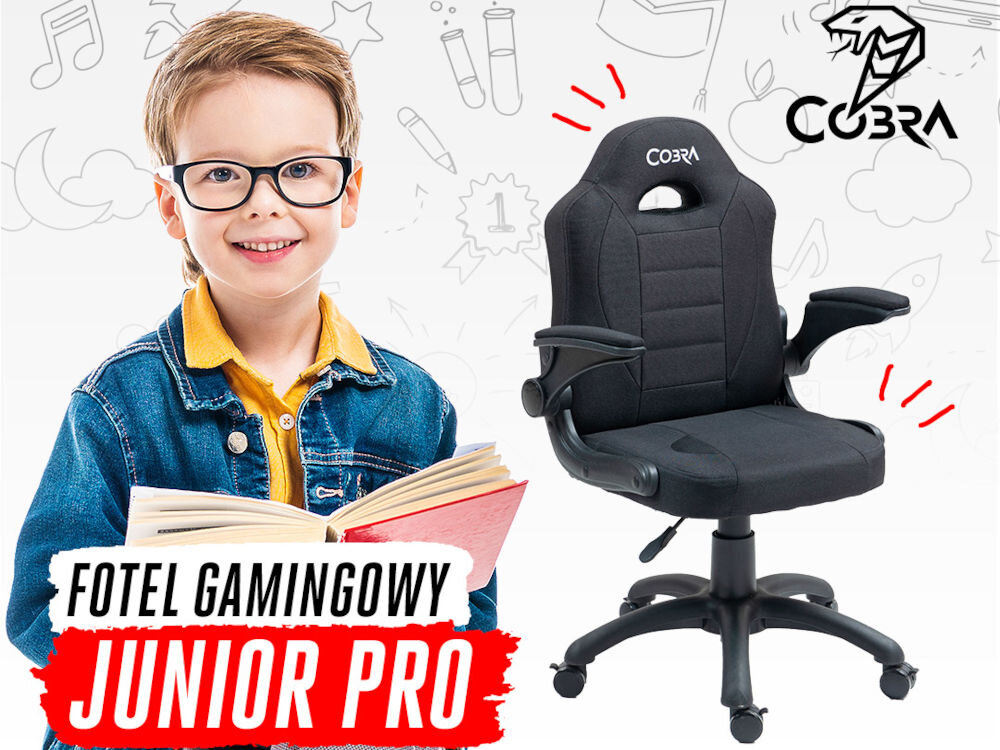 Fotel COBRA Junior Pro CRF2306 7.1T Czarny Uśmiechnięty chłopiec w okularach i dżinsowej kurtce, trzymający książkę, stoi obok fotela gamingowego Cobra Junior PRO z napisem 'Fotel Gamingowy Junior PRO' i logo Cobra w tle