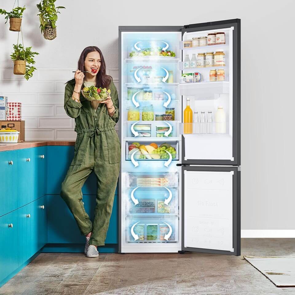 System chłodzenia oznaczony strzałkami na zdjęciu