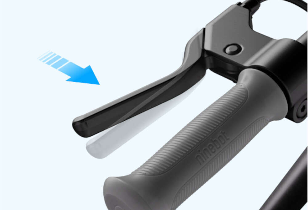 Hulajnoga elektryczna SEGWAY Ninebot C2 Lite 9km 130W 7 cali Czarno-niebieski jasne tło zbliżenie na hamulec niebieska strzałka pokazująca mechanizm działania tylny ręczny hamulec mechaniczny typu bębnowego skuteczne i precyzyjne zatrzymanie pojazdu bezpieczeństwo młodych użytkowników kontrolowane hamowanie mechaniczny system bębnowy trwałość minimalne wymagania konserwacyjne