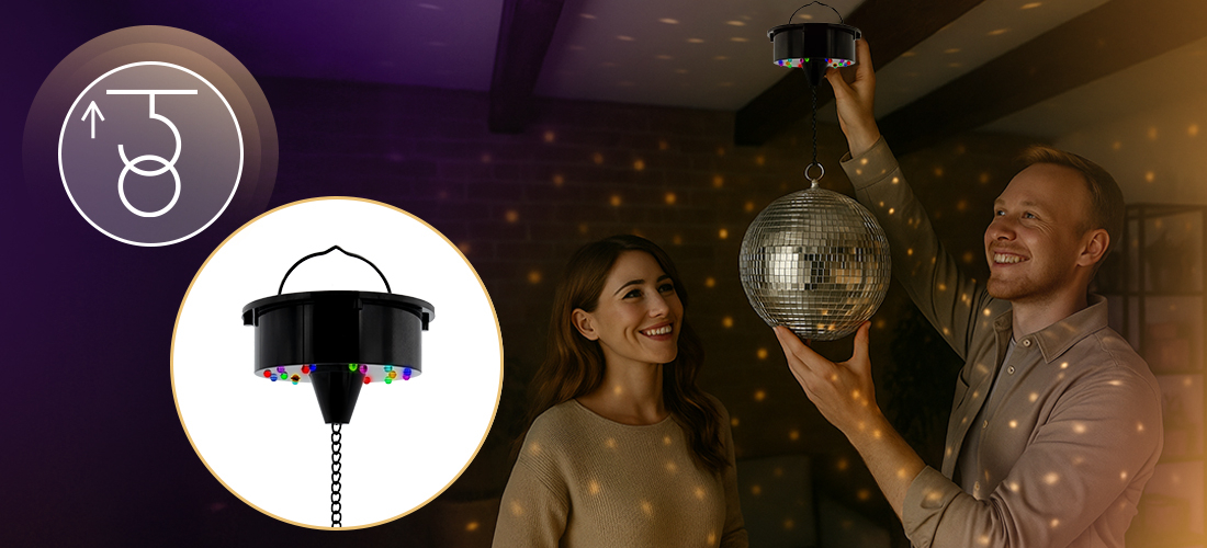 Kula dyskotekowa MUSICMATE MM-DB300 SpinGlare z pilotem i trybem reagującym na dźwięk, osoba montująca kulę dyskotekową