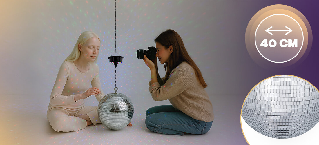 Kula dyskotekowa MUSICMATE MM-DB300 SpinGlare z lekką konstrukcją i lustrami z tworzywa, osoby siedzące na ziemi z kulą świetlną