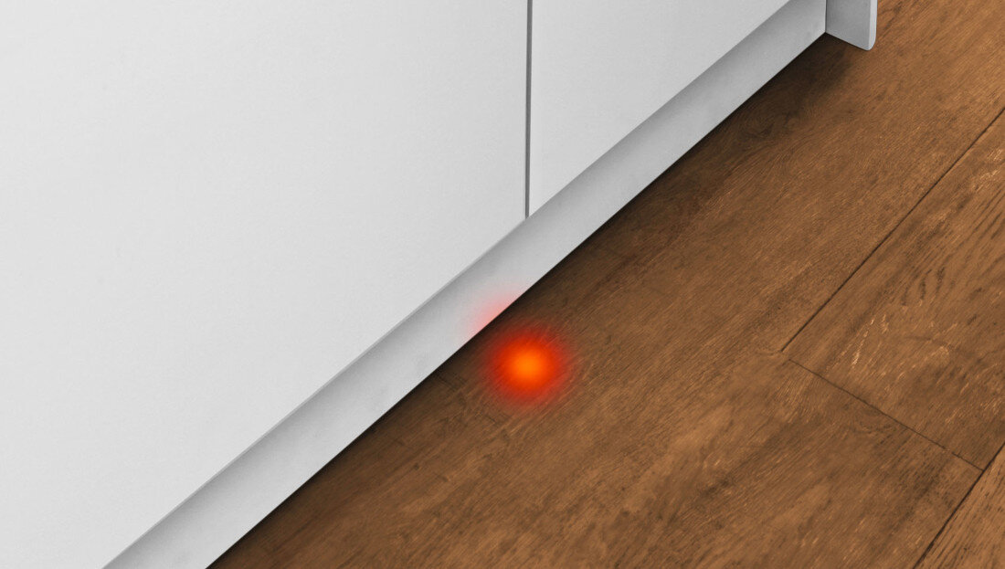 Zmywarka BOSCH SMV4ENX06E InfoLight Czerwona wiązka światła emitowana na podłogę informacja światło automatycznie gaśnie praktyczne i wygodne rozwiązanie kontrola funkcjonalność i komfort użytkowania