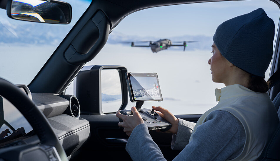 Dron DJI Mavic 4 Pro sterowany z samochodu  