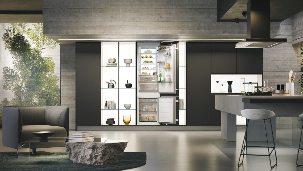 LODÓWKA HAIER HBW7519DT zdjęcie lifestyle otwarta lodówka w zabudowie Oświetlenie DayLight Dyskretna praca urządzenia Dyskretna praca urządzenia 32 dB regulacja latwe intuicyjnie zarządzanie tryb eco wakacyjny szybkie chłodzenie My Zone Humidity Zone HCS Control System szklane półki tryb wakacyjny super cool super freeze