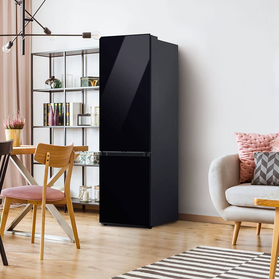 Wysoka na 203 cm lodówka Samsung RB38C7B6A22 świetnie prezentuje się w jasnym wnętrzu