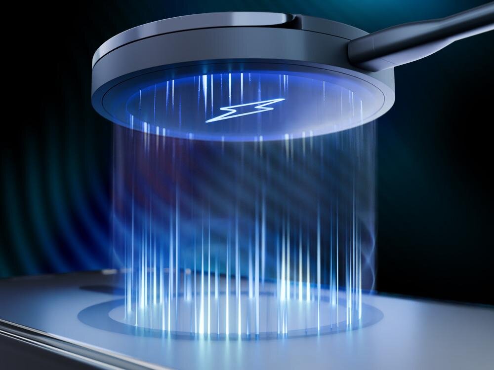 Etui XLINE Smoke Guardx MagSafe do Samsung Galaxy S26 Zbliżenie na bezprzewodową ładowarkę magnetyczną emitującą niebieskie światło podczas ładowania urządzenia. Proces symbolizowany przez pionowe linie światła i ikonę błyskawicy.