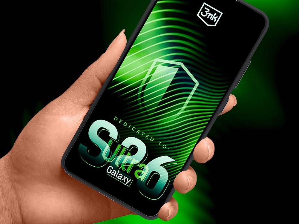 Etui XLINE Satin Guardx MagSafe do Samsung Galaxy S26 Ultra Dłoń trzymająca telefon Samsung Galaxy S26 w czarnym etui ochronnym marki 3nk. Na ekranie widoczna neonowa zielona grafika z napisem „Dedicated to S26 Galaxy”, prezentująca dopasowanie akcesorium do modelu.