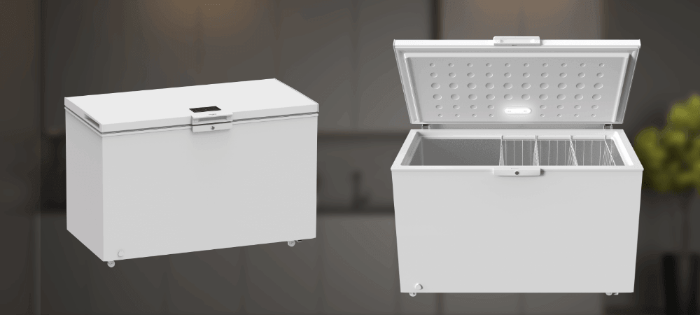 ZAMRAŻARKA WHIRLPOOL W3RHS37EW1 Grafika prezentuje dwa ujęcia zamrażarki: zamkniętej oraz otwartej, z widoczną komorą i oświetleniem pokrywy. Tło jest rozmyte, co eksponuje urządzenie jako główny element kompozycji sterowanie elektroniczne oświetlenie LED biały kolor