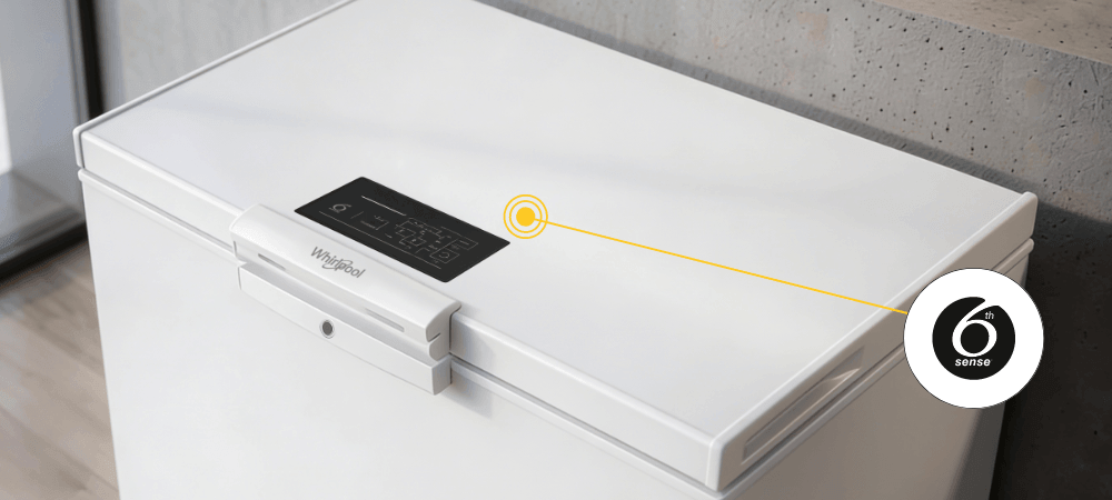 ZAMRAŻARKA WHIRLPOOL W3RHS14EW Zdjęcie przedstawia górną część zamrażarki Whirlpool z panelem sterowania i logo 6th Sense. Delikatna żółta linia wskazuje funkcję inteligentnej kontroli temperatury czujniki temperatury automatyczna regulacja