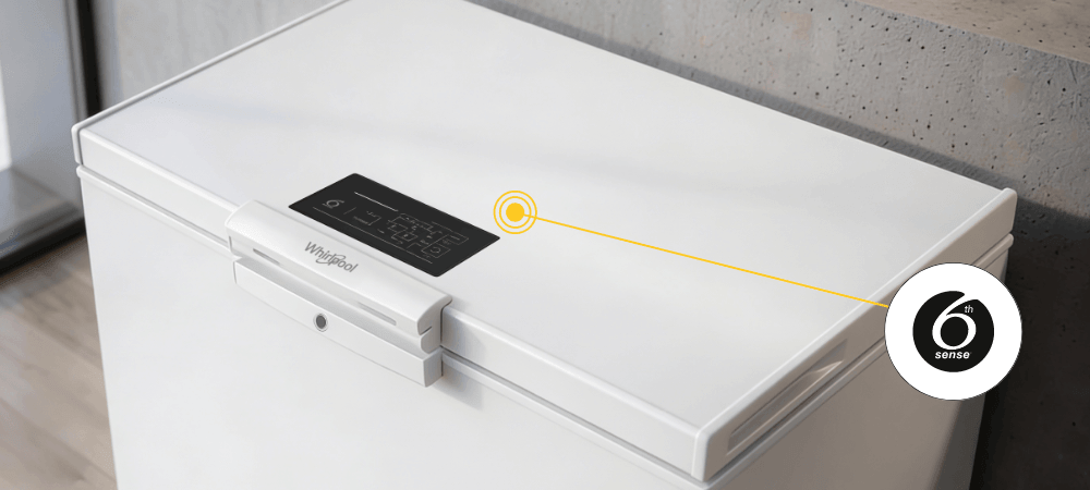 ZAMRAŻARKA WHIRLPOOL W3RHS19EW2 Zdjęcie przedstawia górną część zamrażarki Whirlpool z panelem sterowania i logo 6th Sense. Delikatna żółta linia wskazuje funkcję inteligentnej kontroli temperatury czujniki temperatury automatyczna regulacja