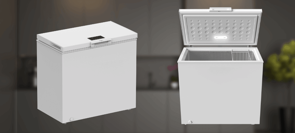 ZAMRAŻARKA WHIRLPOOL W3RHS19EW2 Grafika prezentuje dwa ujęcia zamrażarki: zamkniętej oraz otwartej, z widoczną komorą i oświetleniem pokrywy. Tło jest rozmyte, co eksponuje urządzenie jako główny element kompozycji sterowanie elektroniczne oświetlenie LED biały kolor pojemny kosz