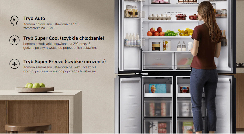 Osoba stoi przed otwartą lodówką, w której widać różne produkty spożywcze. Obok znajduje się tekst: \'Tryb Auto Komora chłodziarki ustawiona na 5°C, zamrażarka na -18°C; Tryb Super Cool (szybkie chłodzenie) Komora chłodziarki ustawiona na 2°C przez 8 godzin, po czym wraca do poprzednich ustawień; Tryb Super Freeze (szybkie mrożenie) Komora zamrażarki ustawiona na -24°C przez 50 godzin, po czym wraca do poprzednich ustawień.\'