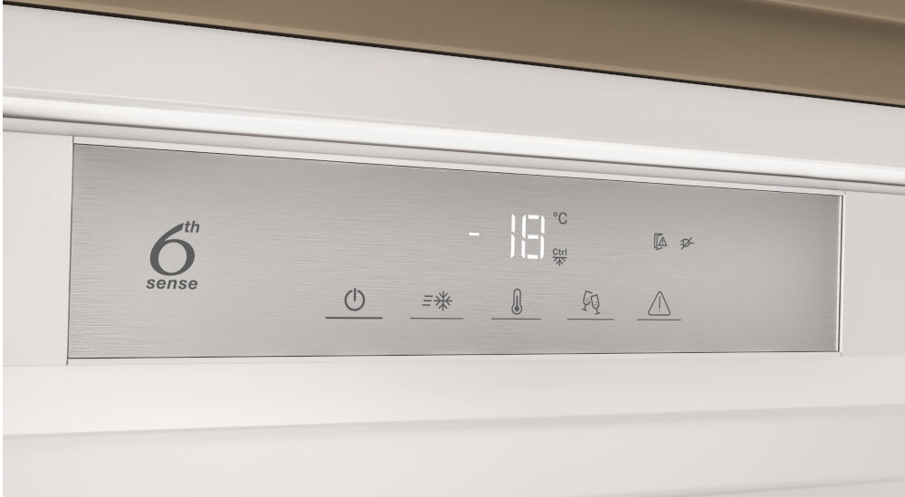 Zamrażarka do zabudowy WHIRLPOOL WHSD18F073C1 Zbliżenie na elektroniczny panel sterowania z wyświetlaczem temperatury -18°C. Panel umożliwia wygodne zarządzanie ustawieniami zamrażarki 6 Zmysł Freeze Control ochrona żywności stabilna temperatura
