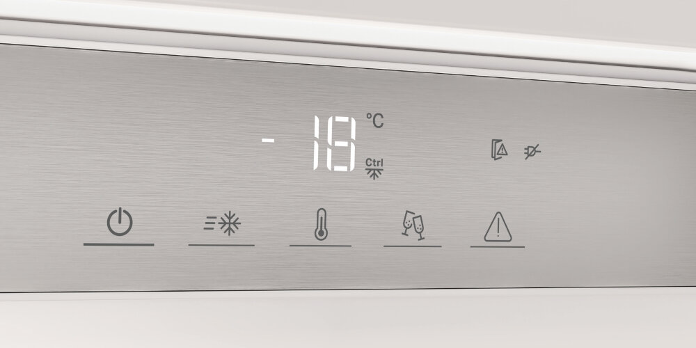 Zamrażarka do zabudowy WHIRLPOOL WHSD18F073C1 Zbliżenie na elektroniczny panel sterowania zamrażarki z wyświetlaczem temperatury -18°C. Dotykowy panel umożliwia wygodną kontrolę ustawień oraz szybki dostęp do dodatkowych funkcji urządzenia sterowanie elektroniczne alarm braku prądu klasa D energooszczędność Whirlpool