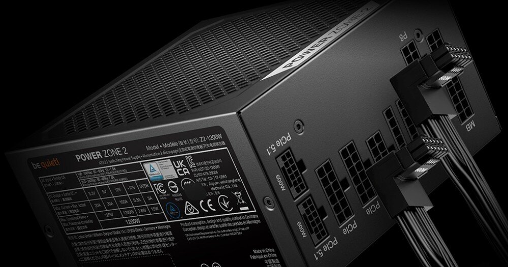 Zasilacz BE QUIET! Power Zone 2 widok na tył i bok zasilacza z tabliczką znamionową zawierającą dane techniczne oraz podłączonymi dwoma czarnymi kablami ze złączami kątowymi przy panelu modularnym