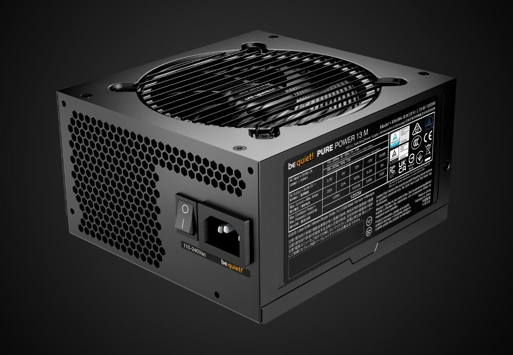 Zasilacz BE QUIET! Pure Power 13 M widok na tylną i boczną część zasilacza z gniazdem zasilania, włącznikiem, perforacją w kształcie plastra miodu oraz tabliczką znamionową z parametrami technicznymi