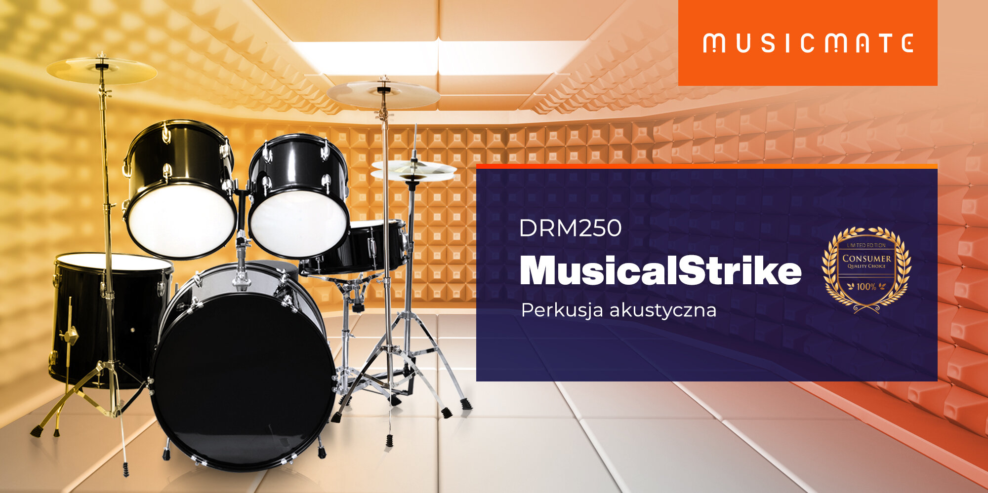 Na obrazie znajduje się czarna perkusja akustyczna w pomieszczeniu z panelami akustycznymi. Obok widnieje napis: \'DRM250 MusicalStrike Perkusja akustyczna\', a w rogu logo \'MUSICMATE\'.