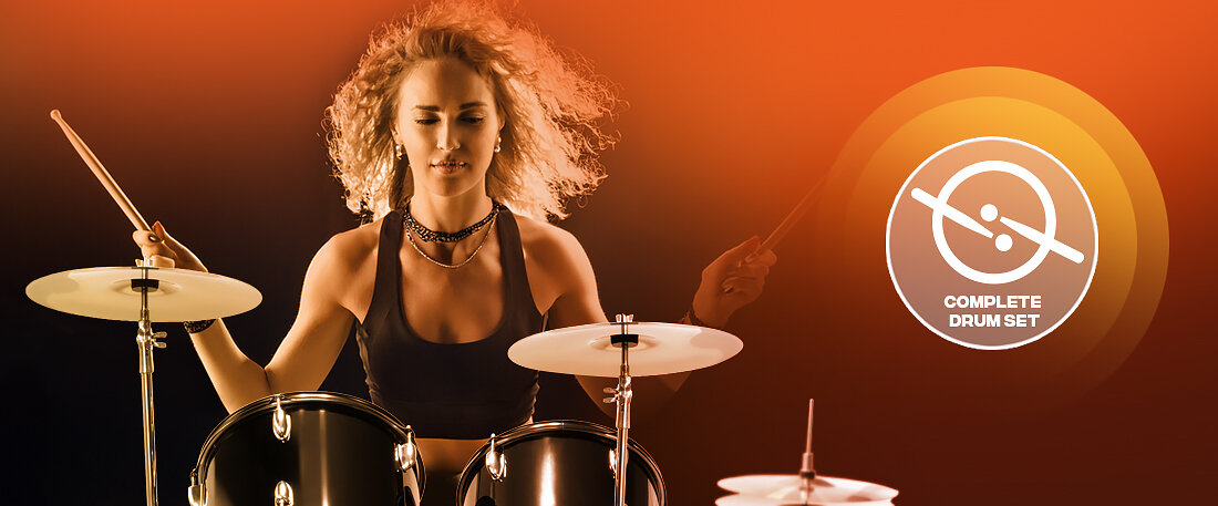 Osoba gra na czarnej perkusji akustycznej na tle pomarańczowego gradientu. Obok widoczny jest symbol z napisem \'COMPLETE DRUM SET\'.