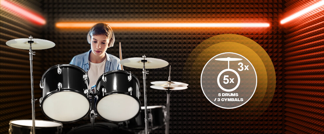 Osoba gra na czarnej perkusji akustycznej w pomieszczeniu z panelami dźwiękowymi. Obok znajduje się grafika z napisem \'5x 5 DRUMS / 3 CYMBALS\'.