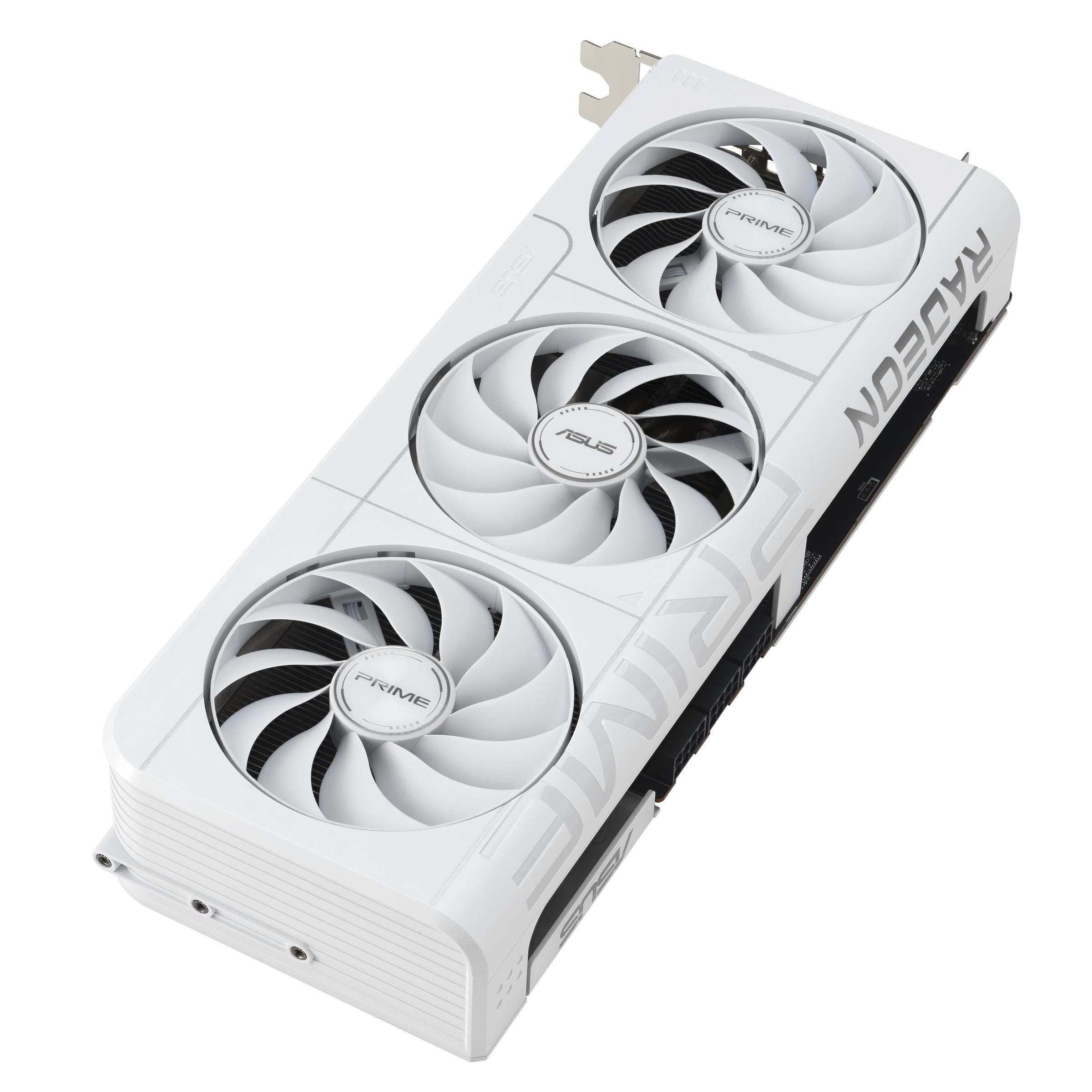Biała karta graficzna z trzema wentylatorami, na których widoczne są napisy \'ASUS\' i \'PRIME\'. Na obudowie karty znajduje się napis \'RADEON\'.