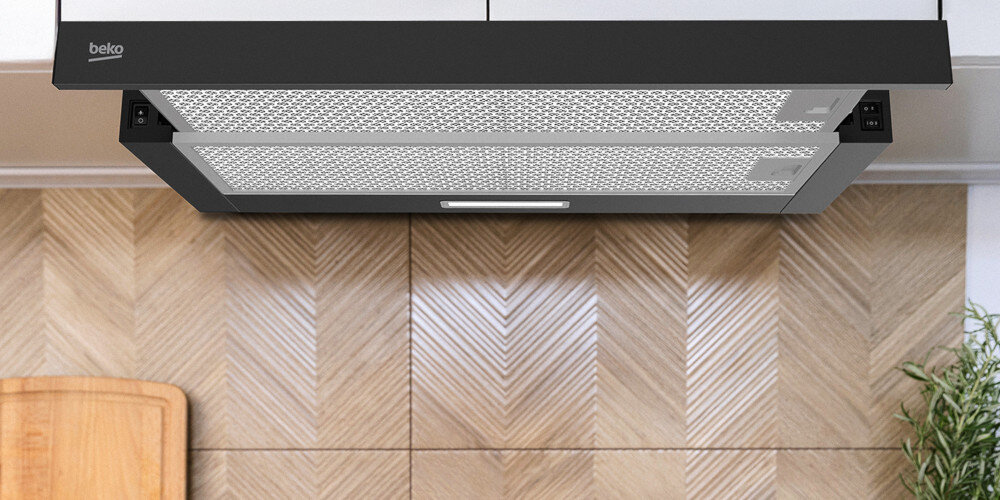 OKAP BEKO HNT61520BH wizualizacja widok od przodu dół drewniana ściana deska do krojenia Kompaktowe wymiary klasa energetyczna A kolor czarny łatwe czyszczenie filtr kasetowy węglowy