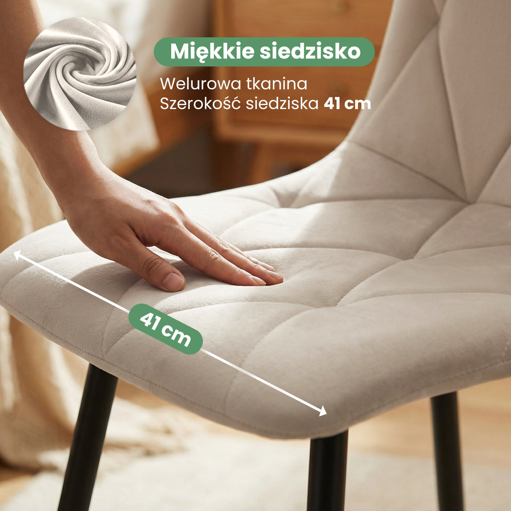 Obraz przedstawia beżowe, pikowane siedzisko krzesła z welurowej tkaniny, na którym spoczywa dłoń. Widoczny jest tekst: \'Miękkie siedzisko, Welurowa tkanina, Szerokość siedziska 41 cm\'.