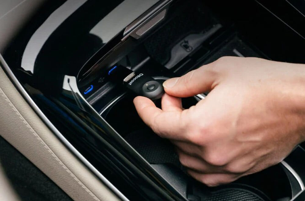 Adapter OTTOCAST CA505-T Mini CarPlay Android Auto multimedialne centrum w samochodzie integracja telefonu i systemu auta, OSOBA WPINAJĄCA ADAPTER DO PORTU USB-A