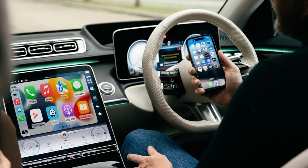 Adapter OTTOCAST CA505-T Mini CarPlay Android Auto aktualizacje FOTA OttoPilot instalacja USB konfiguracja adaptera, osoba siedząca w aucie