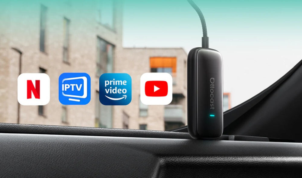 Adapter OTTOCAST CA515-T Play2Video Ultra CarPlay Android Auto multimedialna rozrywka w samochodzie streaming w systemie auta, adapter stojący na desce rozdzielczej