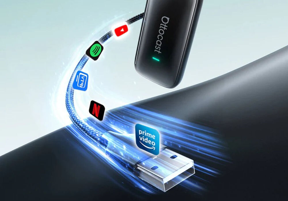 Adapter OTTOCAST CA515-T Play2Video Ultra CarPlay Android Auto instalacja Plug and Play port USB system Android konfiguracja w samochodzie, adapter po skosie na białoczarnym tle