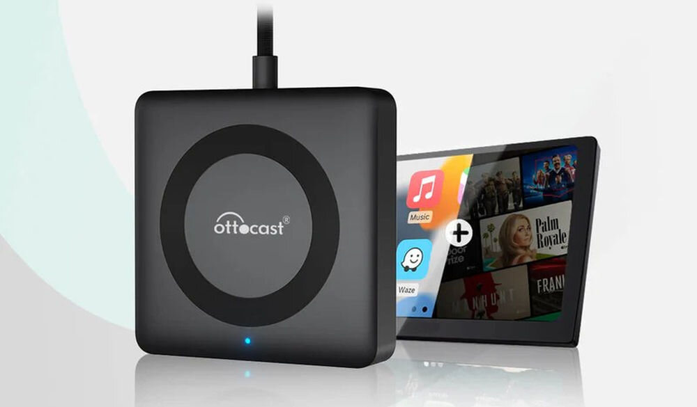 Adapter OTTOCAST CA361-C4 Car TV Mate CarPlay Android Auto wszechstronna rozrywka mobilne centrum multimedialne, adapter wraz z tabletem na jasnym tle